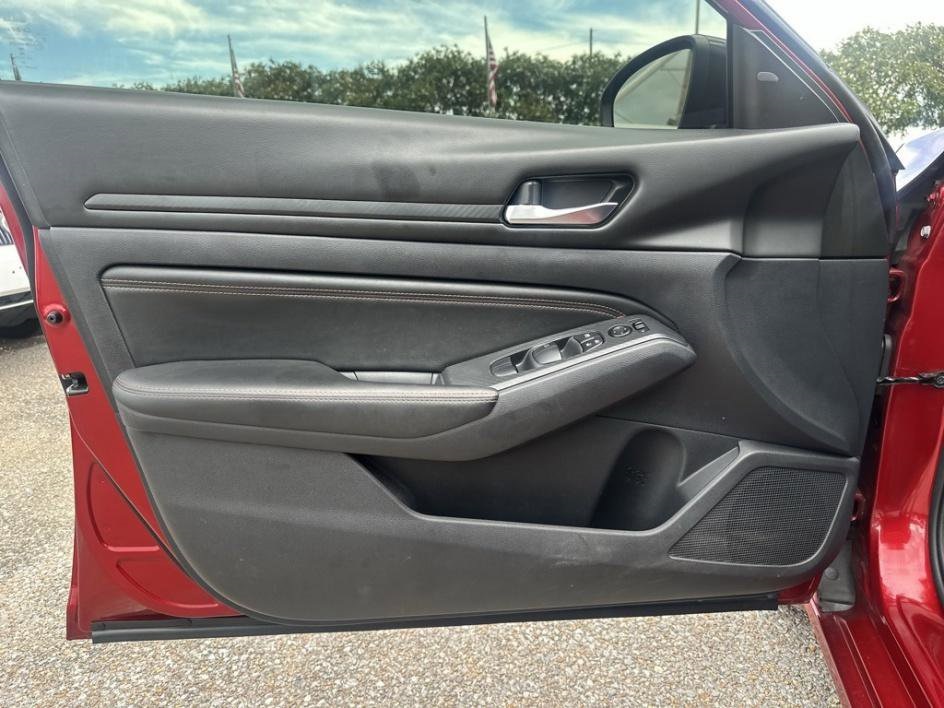 Vehicle image 21 of 23