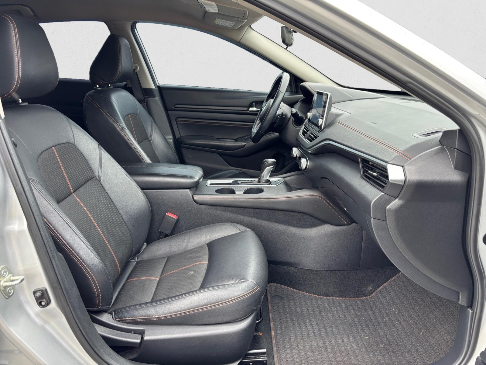Vehicle image 10 of 22