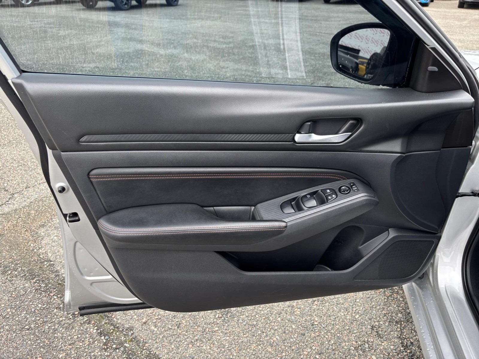 Vehicle image 17 of 22