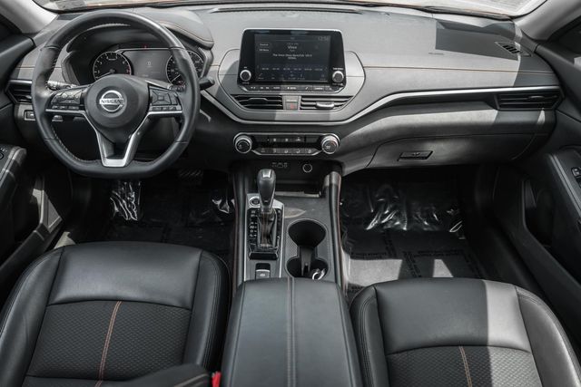 Vehicle image 21 of 42