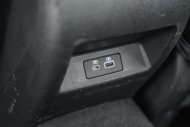 Vehicle image 33 of 42
