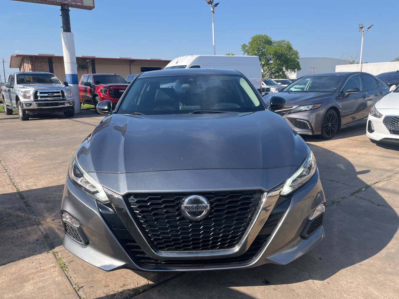 2020 Nissan Altima 2.5 SR Image 2 of 17