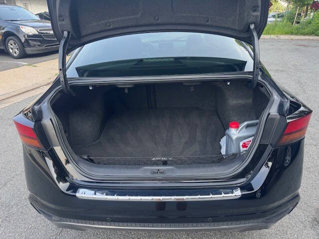 Vehicle image 19 of 25