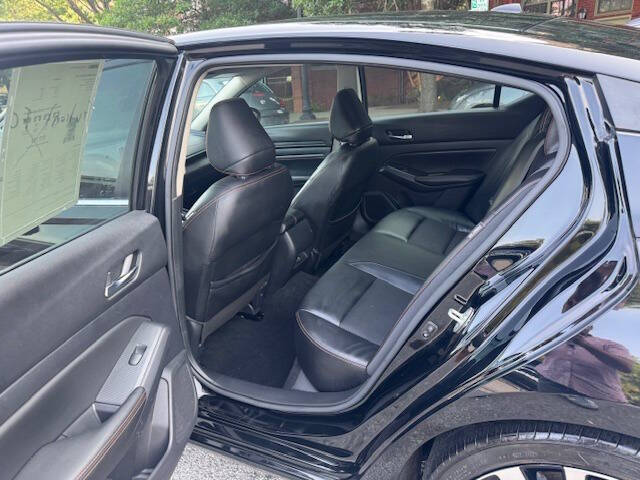 Vehicle image 17 of 25