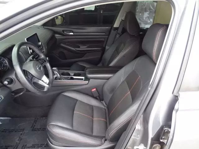 Vehicle image 25 of 48