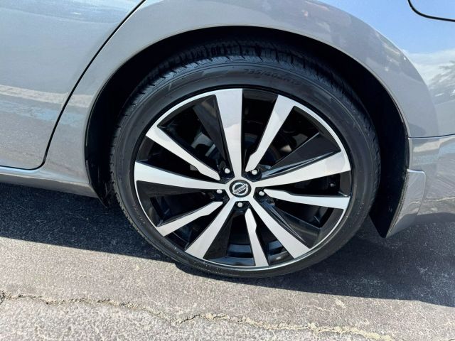Vehicle image 32 of 42