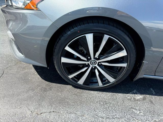 Vehicle image 33 of 42