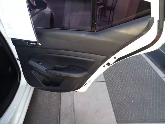 Vehicle image 27 of 46