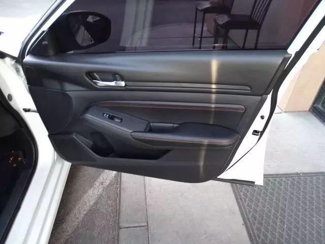 Vehicle image 25 of 46