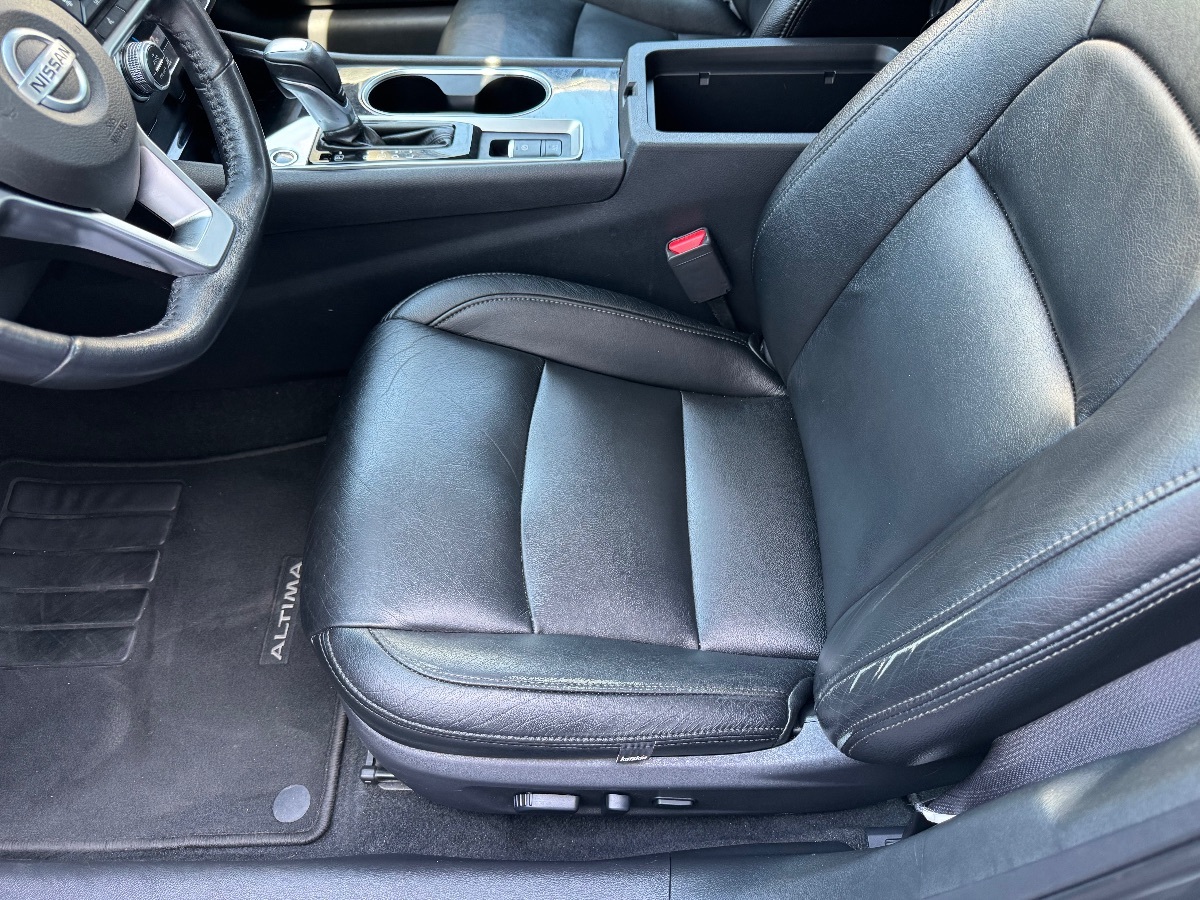 Vehicle image 9 of 19