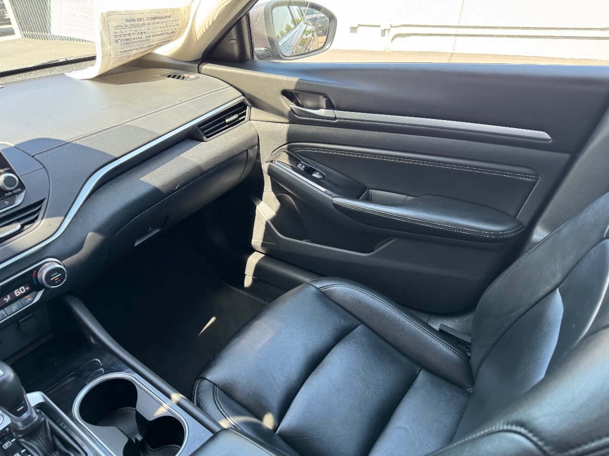 Vehicle image 17 of 19
