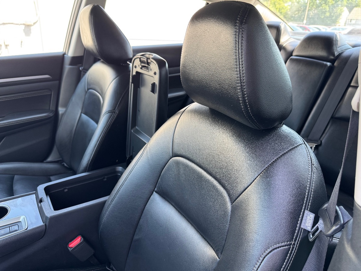 Vehicle image 10 of 19