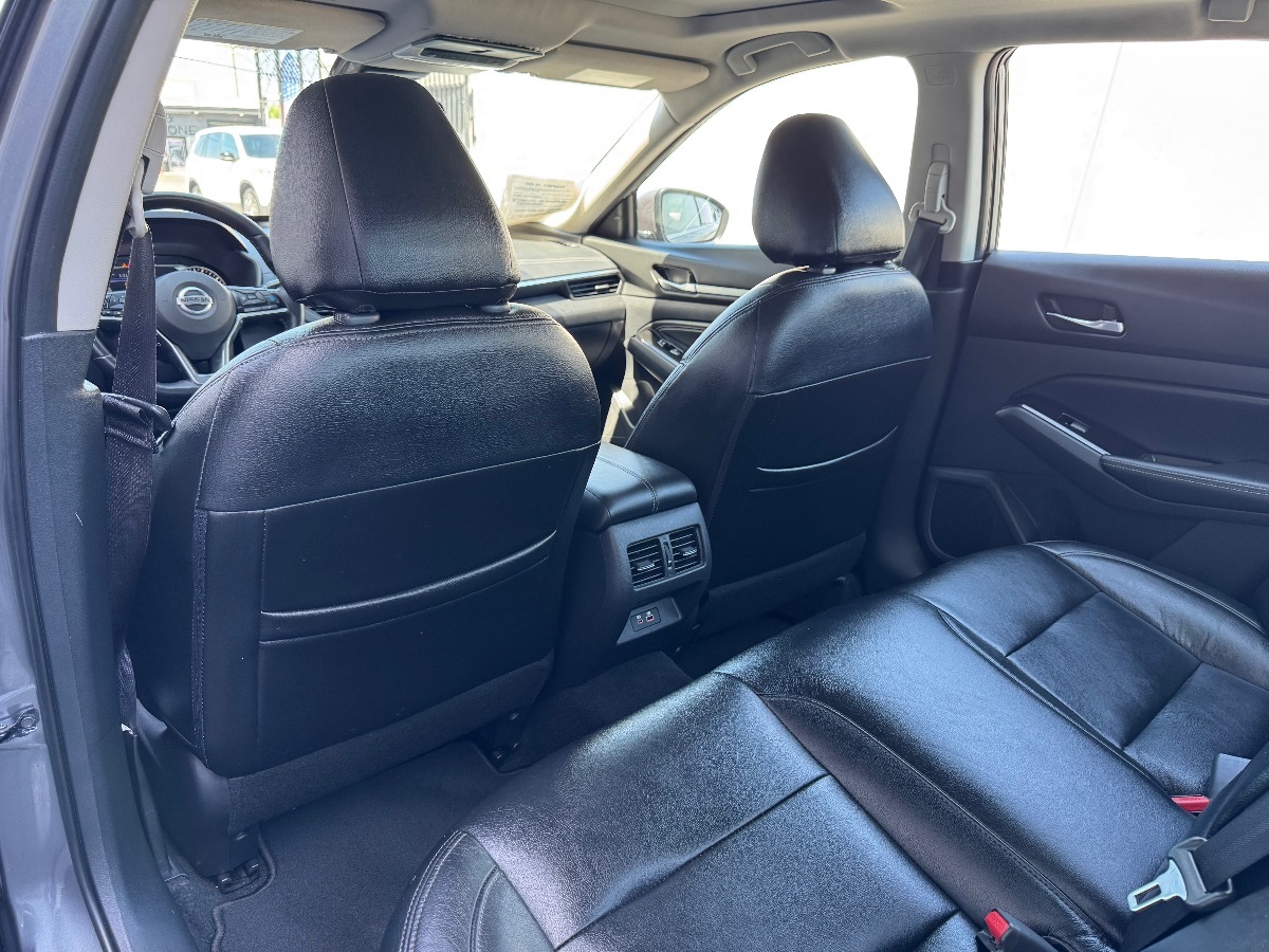Vehicle image 14 of 19