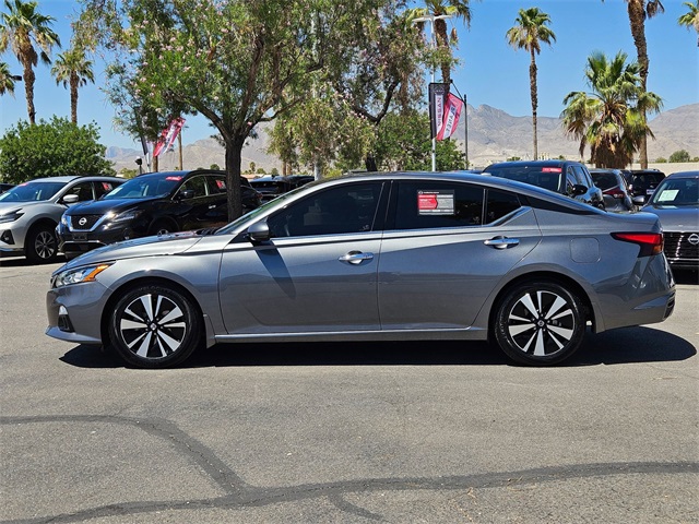 Vehicle image 8 of 15