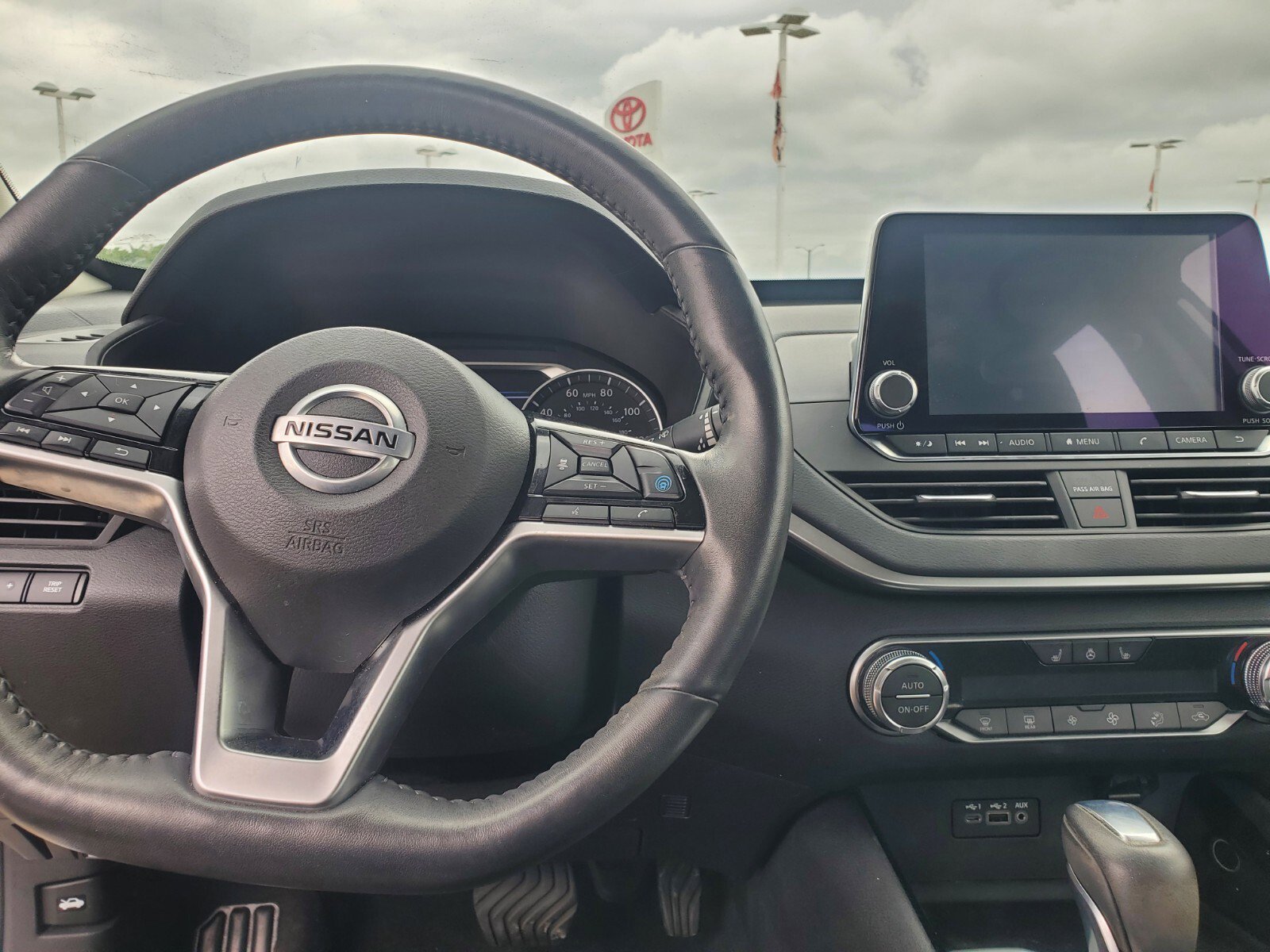 Vehicle image 11 of 39