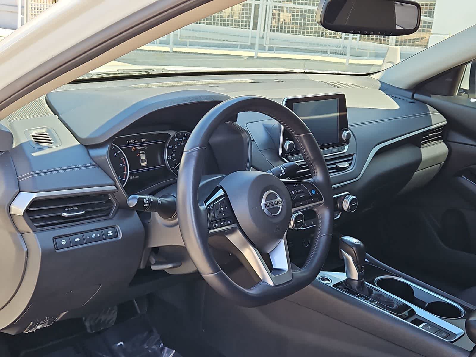 Vehicle image 16 of 33