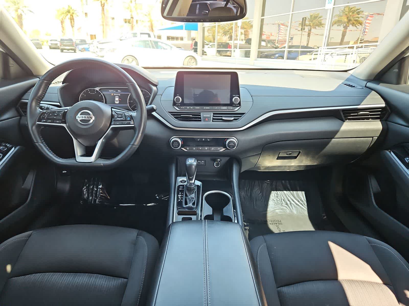 Vehicle image 17 of 33