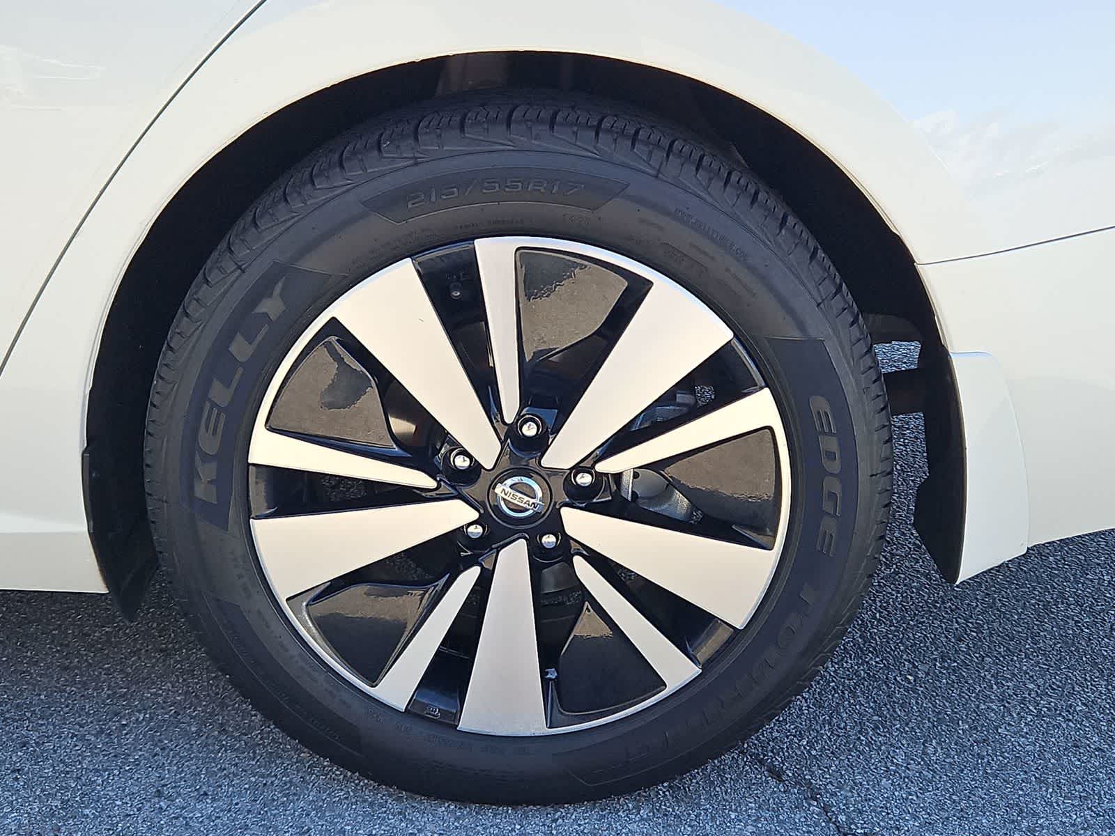 Vehicle image 10 of 33