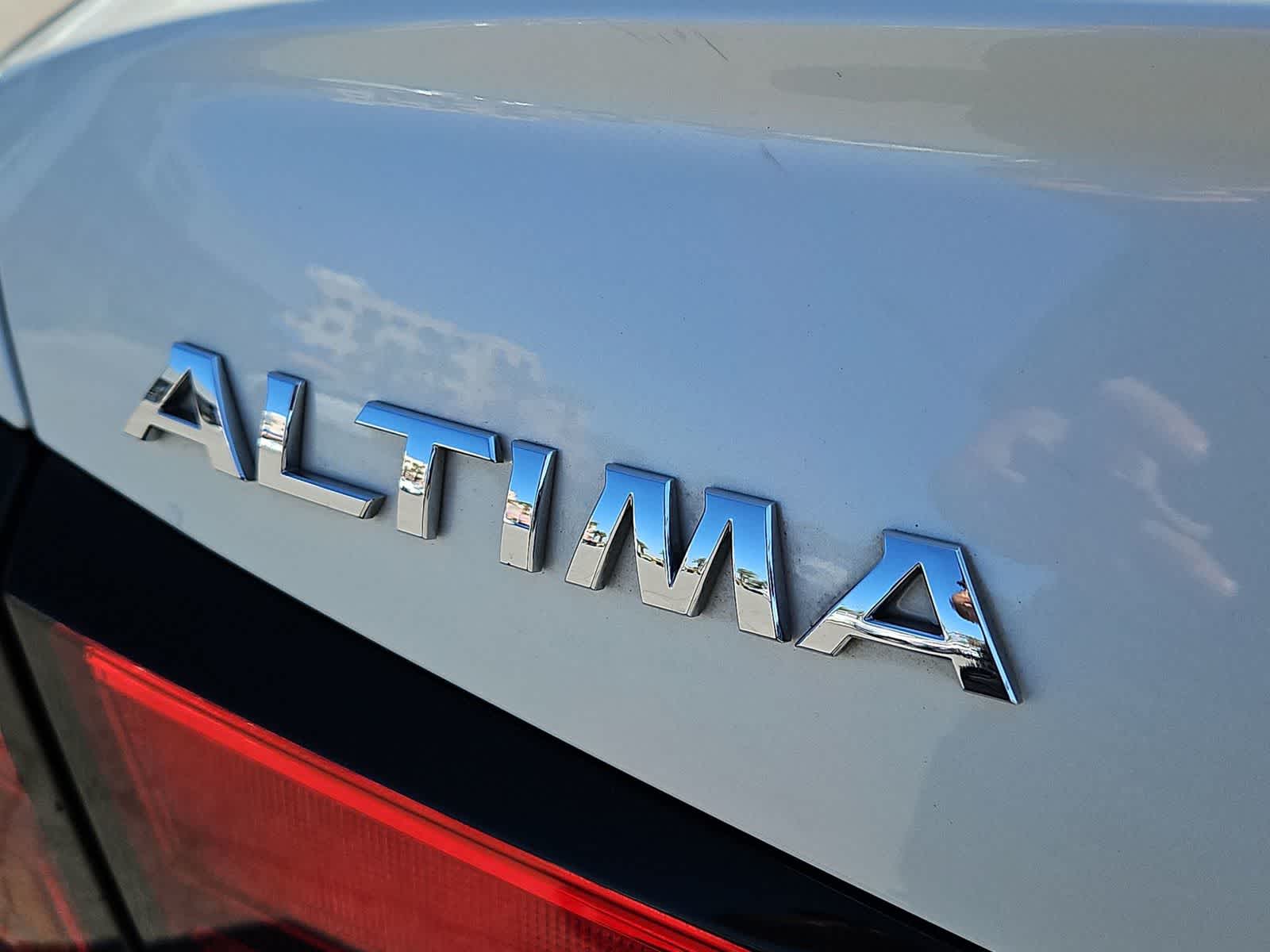 Vehicle image 25 of 33