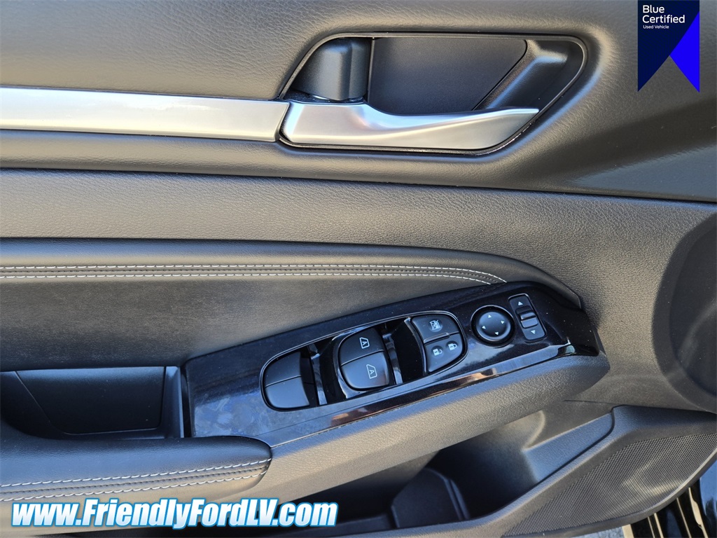 Vehicle image 21 of 25