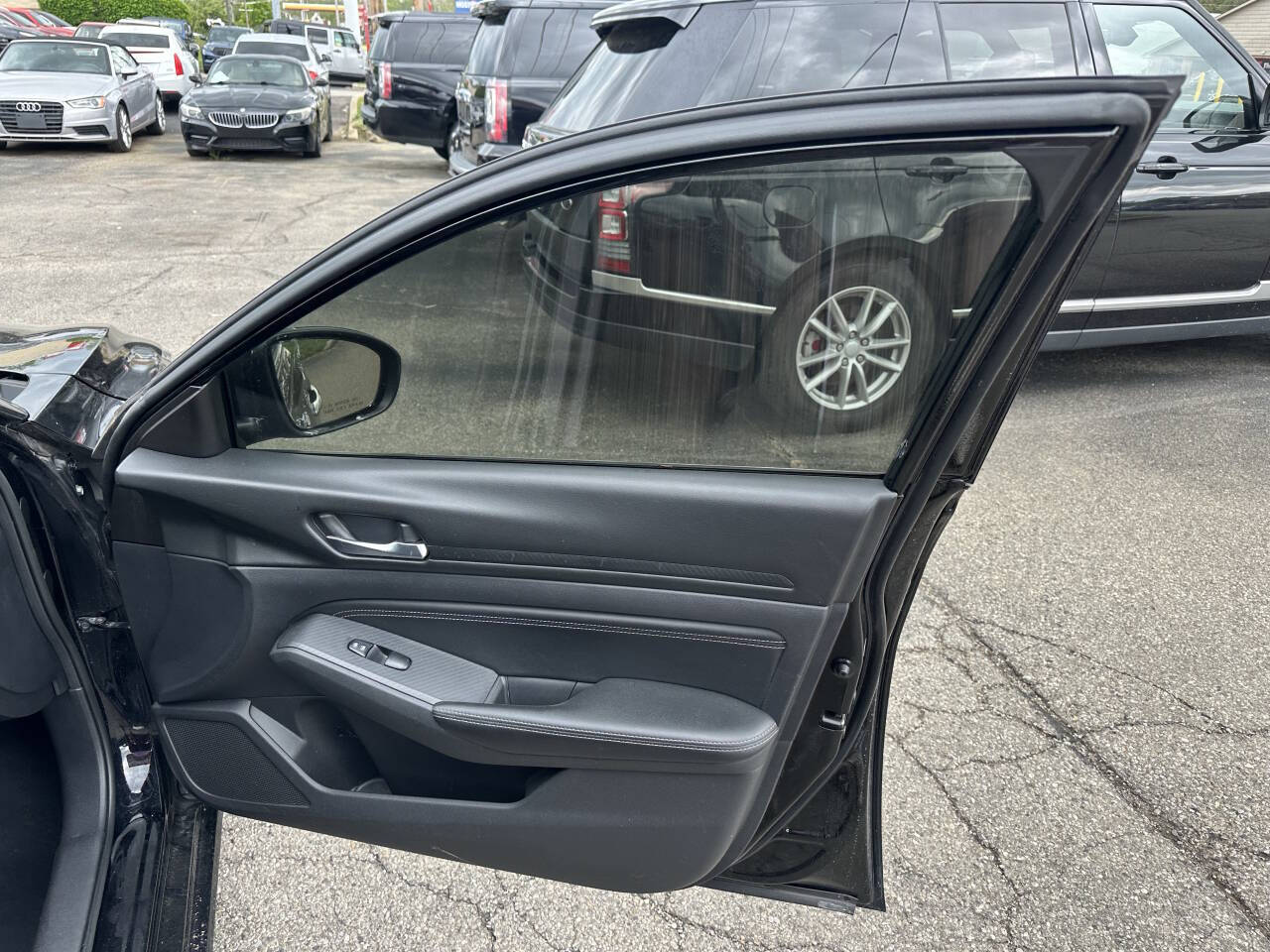Vehicle image 19 of 24