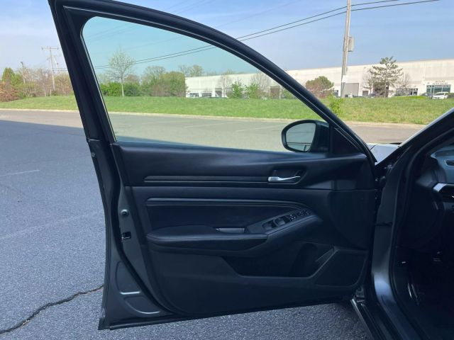 Vehicle image 37 of 86