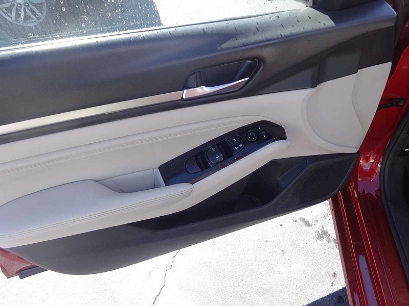 Vehicle image 13 of 23