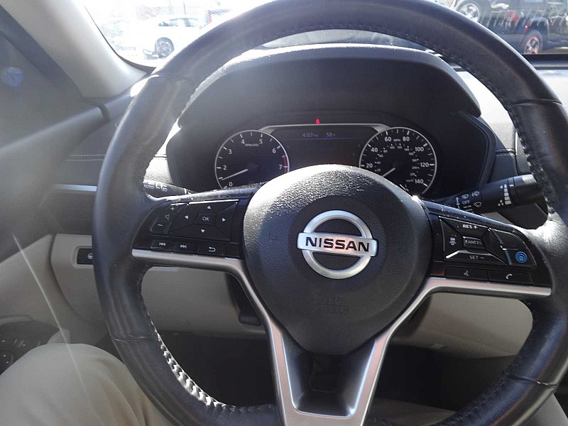 Vehicle image 21 of 23