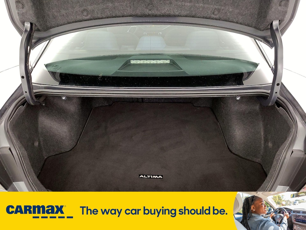Vehicle image 10 of 27