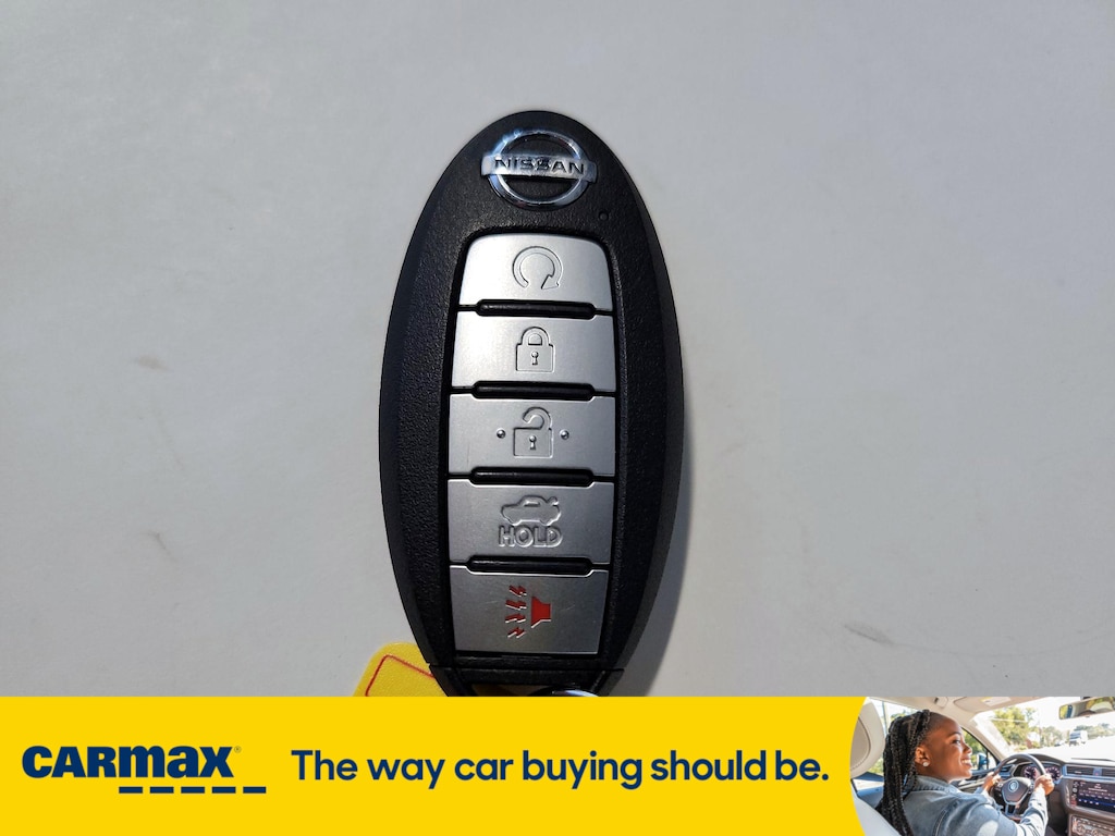 Vehicle image 21 of 27