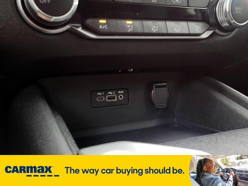 Vehicle image 23 of 27