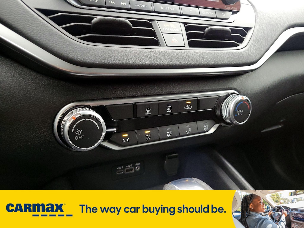 Vehicle image 21 of 27