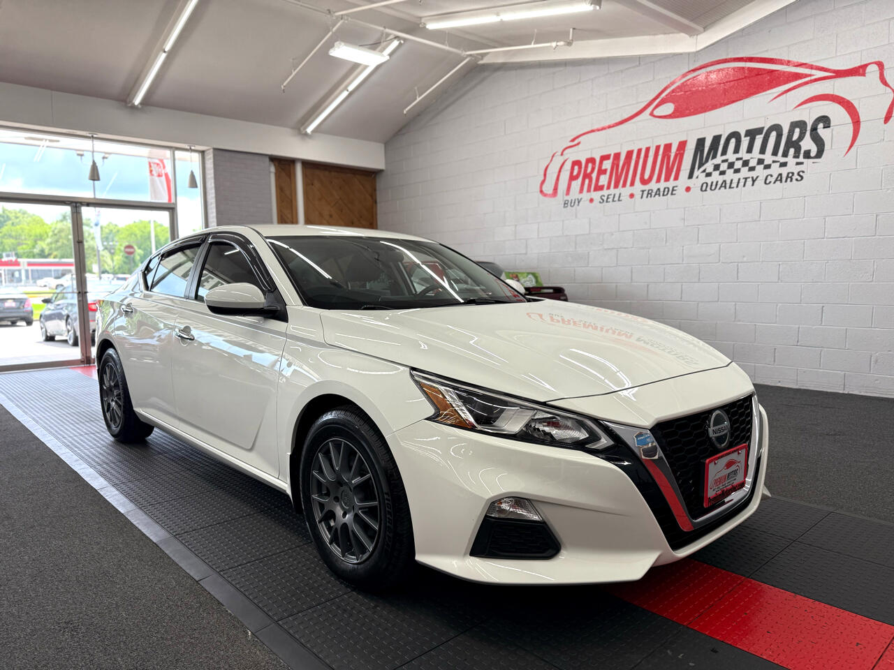 2020 Nissan Altima 2.5 S Image 2 of 34