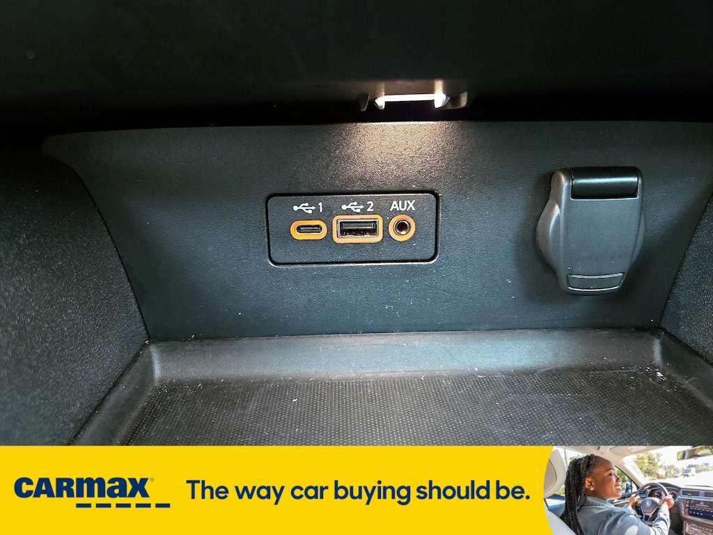 Vehicle image 23 of 28