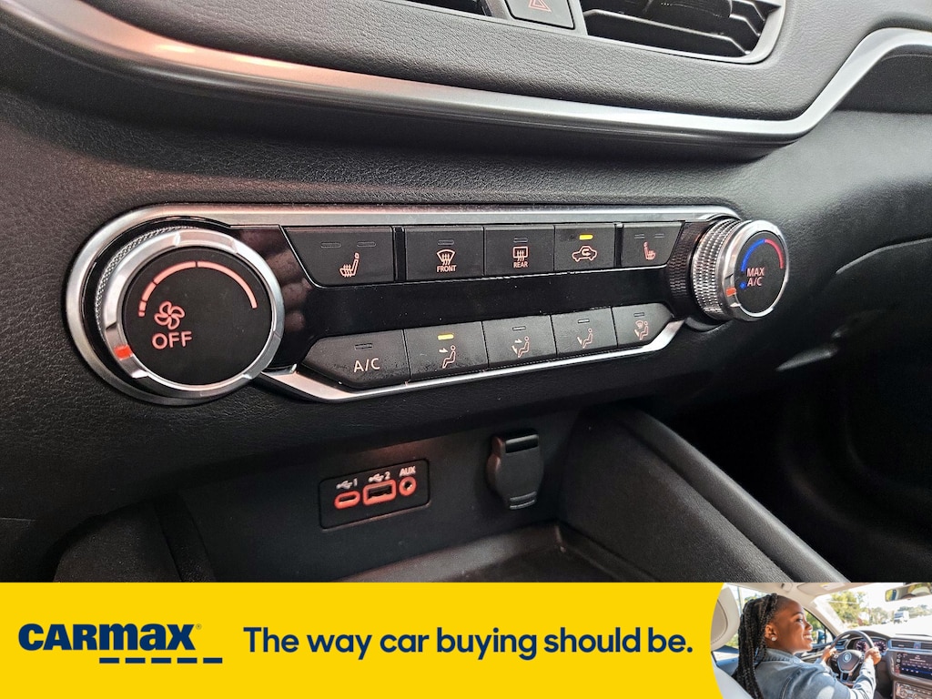 Vehicle image 21 of 28
