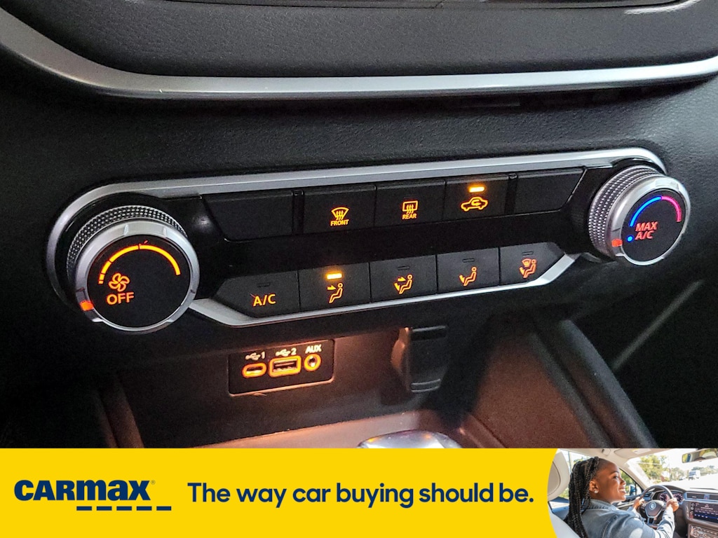 Vehicle image 21 of 27