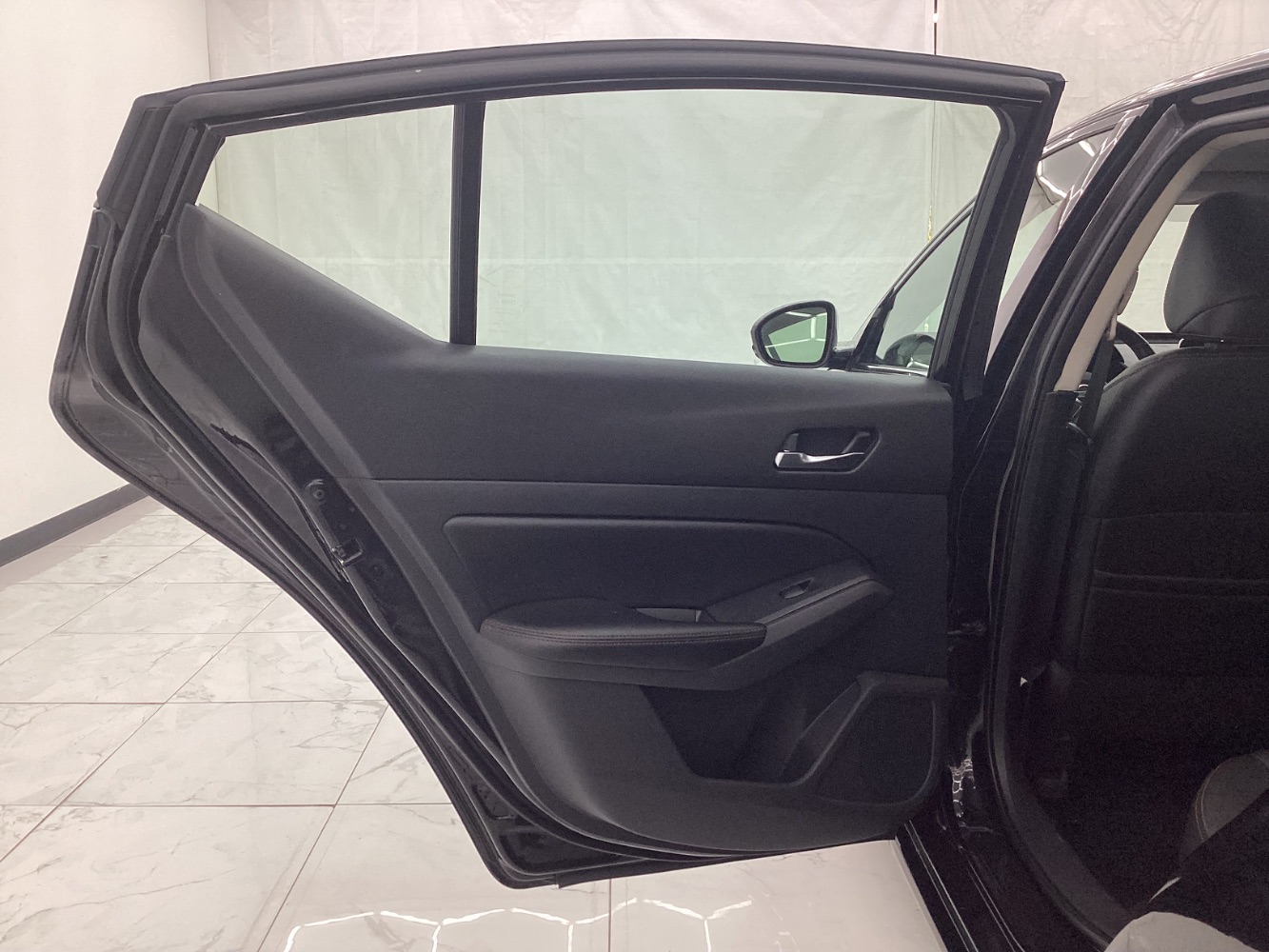 Vehicle image 27 of 49