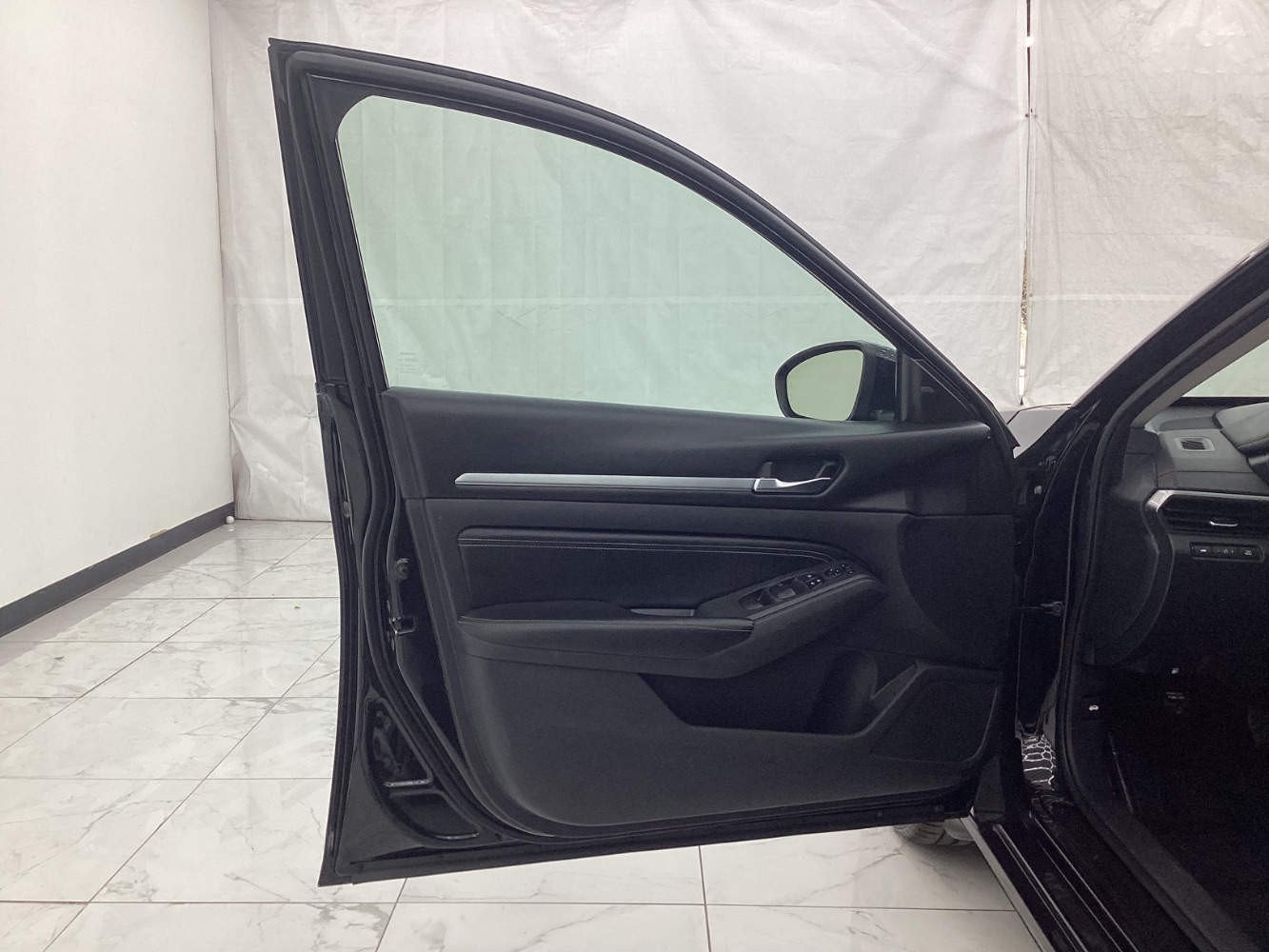 Vehicle image 21 of 49