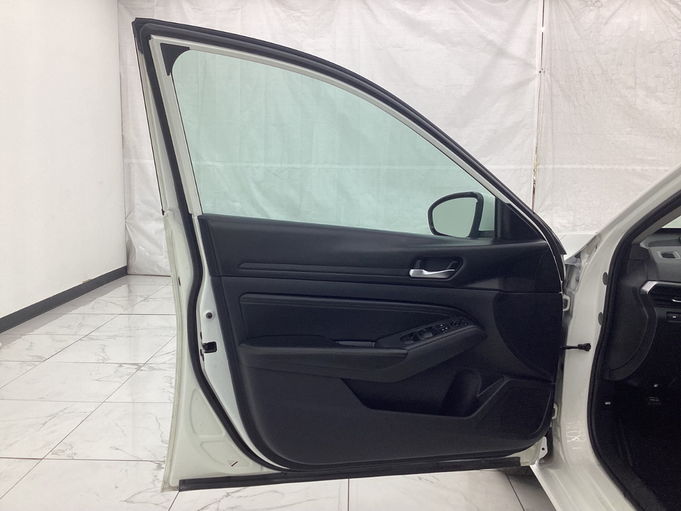 Vehicle image 41 of 47