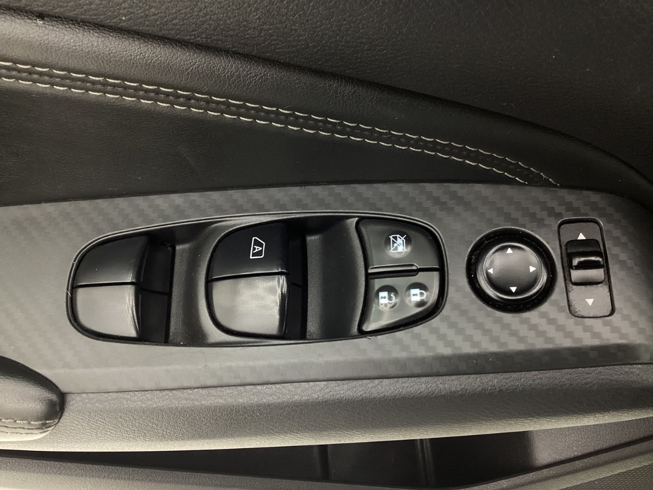 Vehicle image 33 of 47
