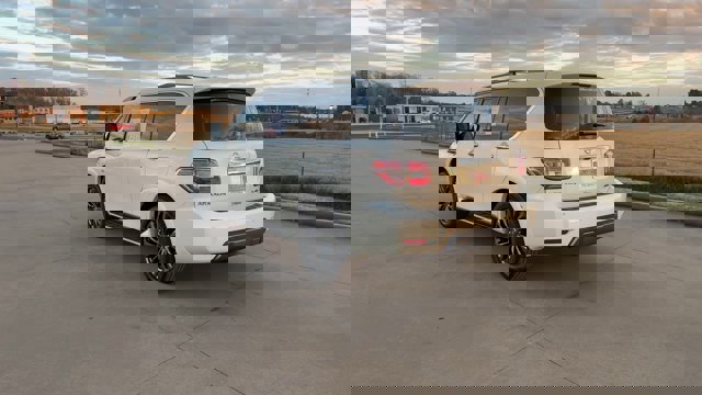 Vehicle image 8 of 28