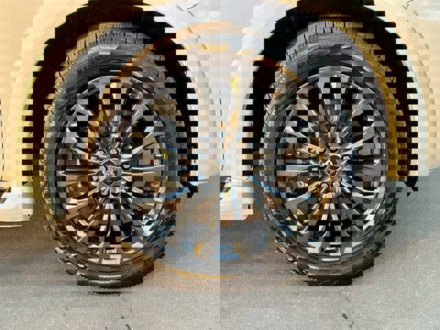 Vehicle image 10 of 28