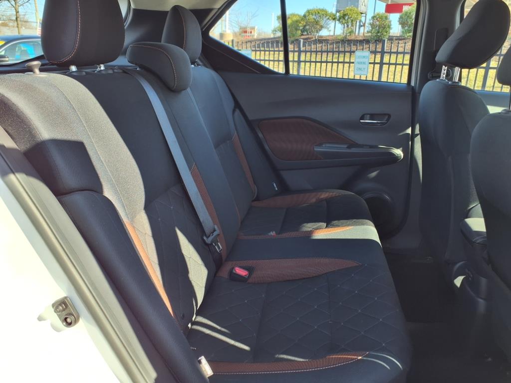 Vehicle image 10 of 19
