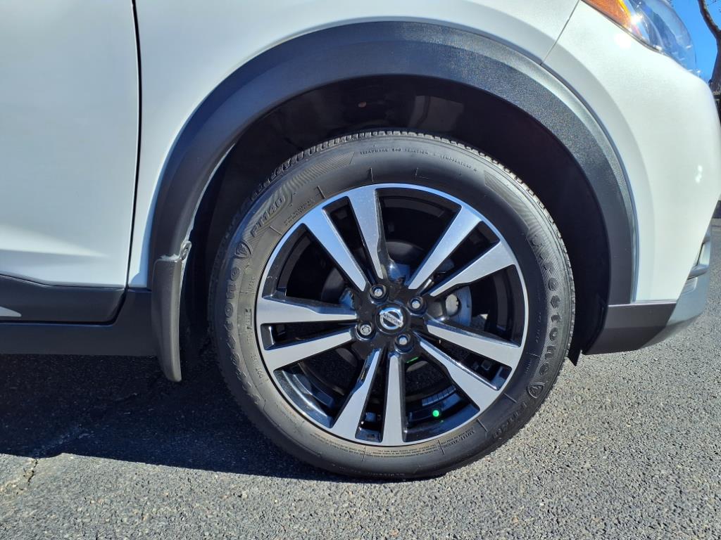 Vehicle image 8 of 19