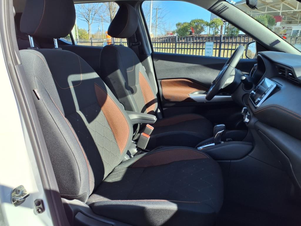 Vehicle image 9 of 19