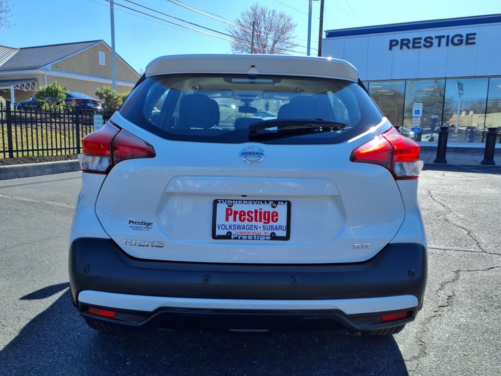 Vehicle image 4 of 19