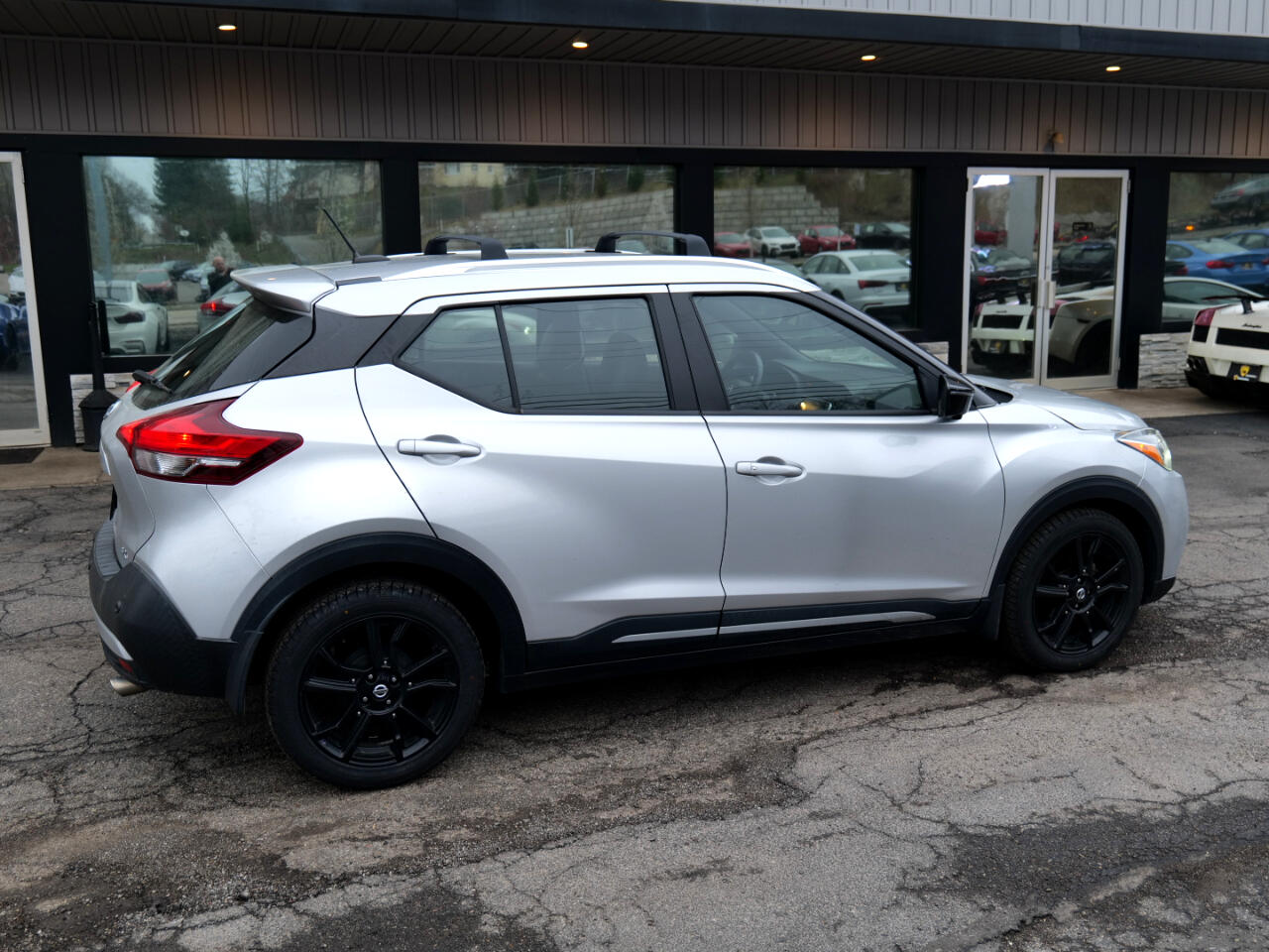 Vehicle image 10 of 58