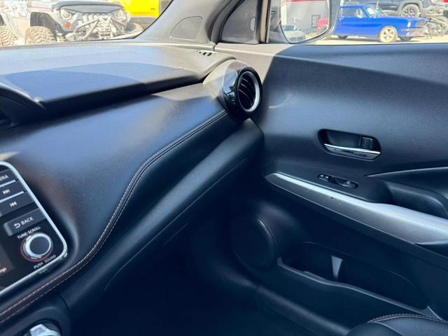 Vehicle image 21 of 25