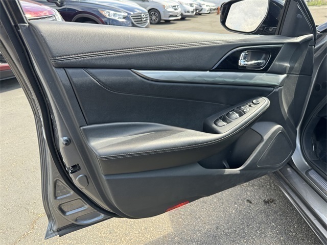 Vehicle image 23 of 30