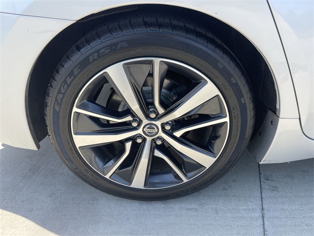 Vehicle image 33 of 35